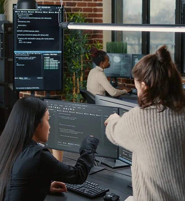 Equipo de desarrollo trabajando con código en una oficina